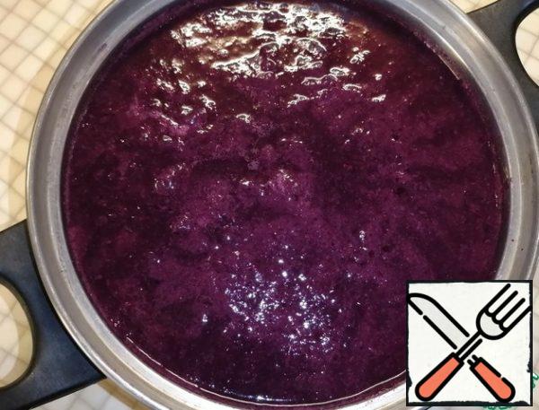 Bring to a boil over medium heat, remove the foam and reduce the heat. Cook for 10-15 minutes.
