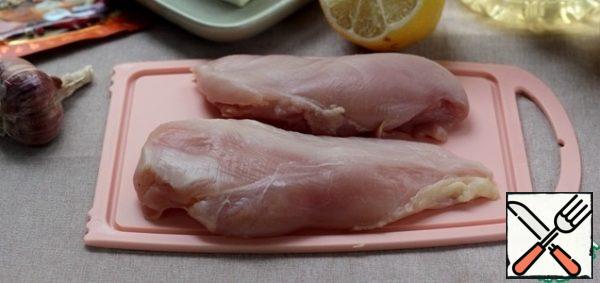 To prepare the products. Wash the chicken breast and dry it with a paper towel.