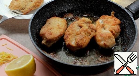 Fry the chicken Breasts for 3-4 minutes on each side and put the fried Breasts on a plate.