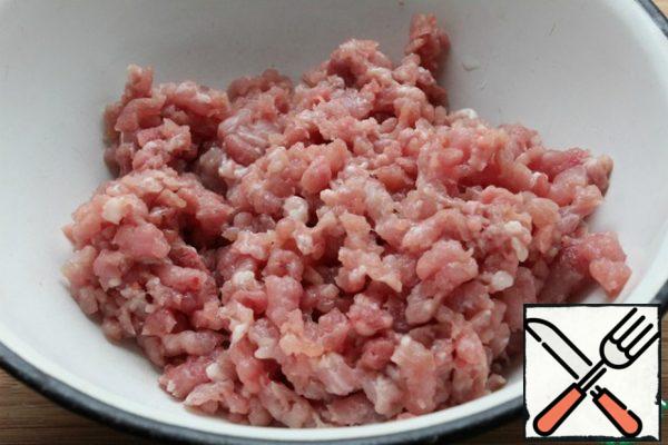 Scroll the fillet in a meat grinder with large holes or take the finished minced meat.
