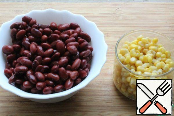 Wash the canned beans.
Drain the corn.