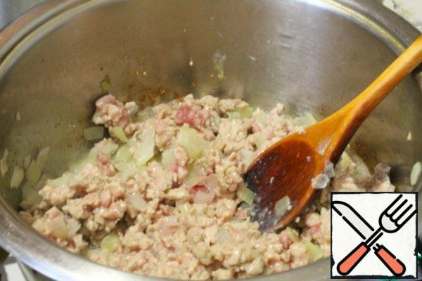 Add the minced meat and fry over high heat, breaking the lumps with a spoon.
Add the rice and stir.