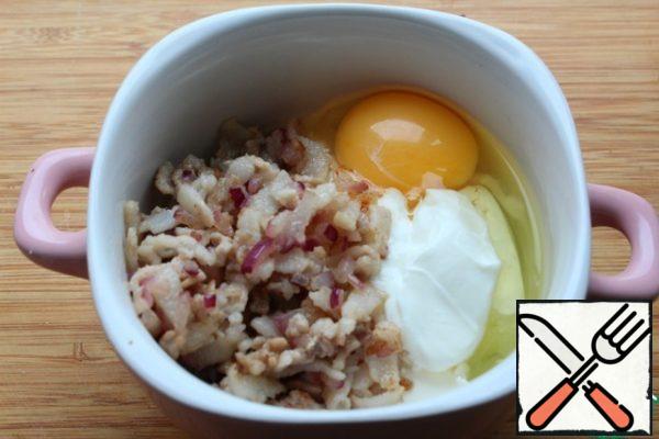 Filling.
Mix sour cream with cottage cheese, egg, bacon and onion, add salt and pepper to taste-mix well.