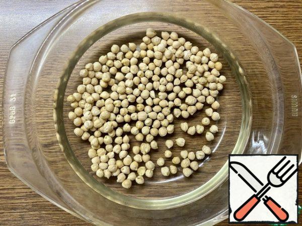 Prepare 60 grams of chickpeas, rinse with running water and pour filtered water for at least 12 hours.
