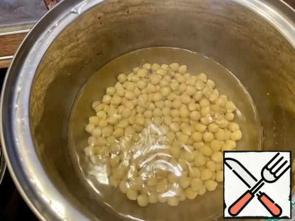 After the chickpeas has stood and swelled, throw it in a colander, rinse again with running water, put it in a saucepan, pour filtered water and put it on fire, bring to a boil.
Cook for 2 hours on low heat under the lid.