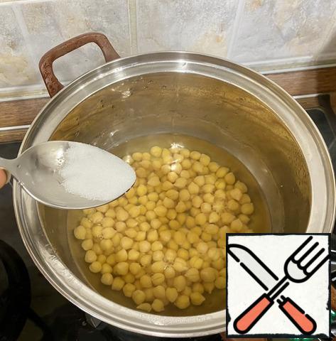 15 minutes before the end of cooking, add salt (about 1/3 tbsp per liter of water).
Once the chickpeas are cooked, drain and leave the finished chickpeas in the pan. It will be useful in the next stages of cooking.