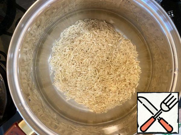 Wash the rice with running water through a sieve, put it in a saucepan, pour filtered water (there is no specific ratio of water to rice, but the rice should be covered with water about 3 centimeters higher).
Add salt (about 1/2 tbsp per liter).
Bring to a boil, reduce the heat and cook for 30 minutes with the lid slightly open (so as not to "run away").