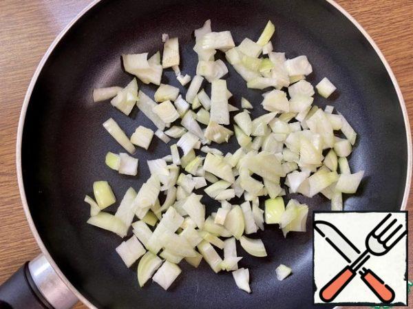 Cut the onion (1 piece) into medium-sized pieces, put it in a dry pan, in which the finished dish will be prepared.