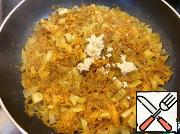 Add 2 garlic cloves crushed through a press and mix. Add 4 tablespoons of refined sunflower oil and mix.
Simmer for 1 minute.