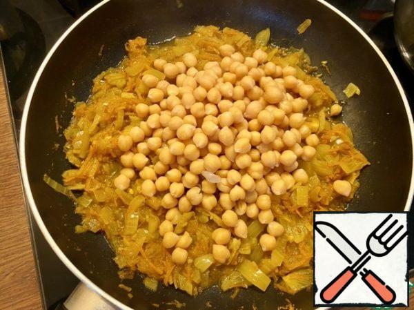 Add the boiled chickpeas to the onions and carrots.