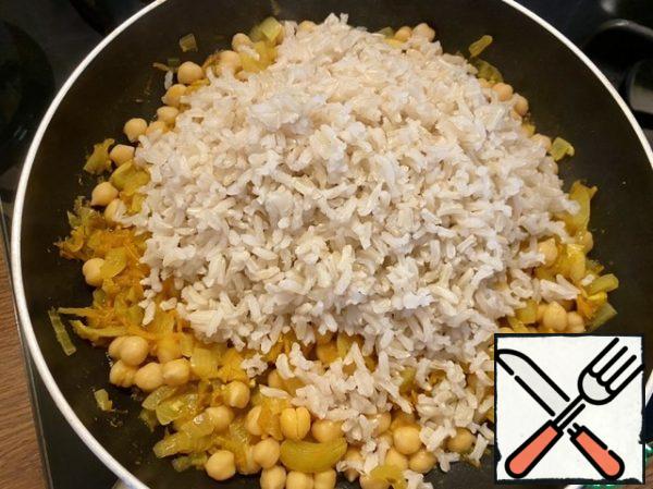 Add the rice to the vegetables and chickpeas and mix.
If the water is all boiled away, you can add a little (about 50 ml).
At this stage, taste and add salt if necessary.
Simmer for another 5 minutes.
