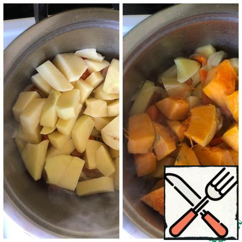 Peel the potatoes and cut into small cubes, add to the pan and fry with the vegetables for a couple of minutes. Add water and peeled pumpkin from the skin and seeds, cut into small cubes. Turn down the heat.