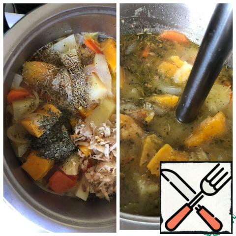 When the soup boils, add all the spices and salt. Grate the ginger on a coarse grater and add to the soup. Stir and cook the soup over low heat until the vegetables are fully cooked. Puree the soup with an immersion blender.