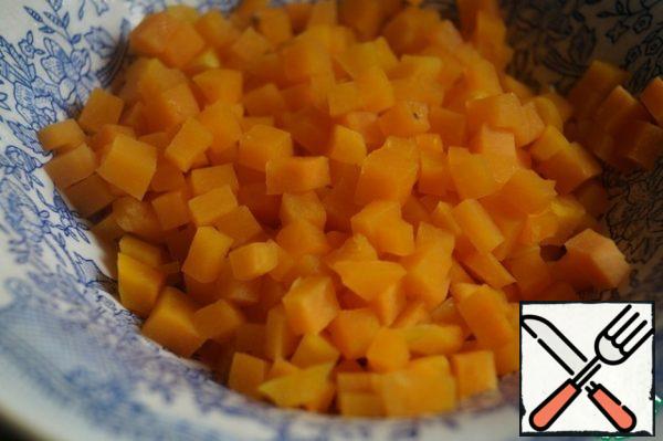 Peel the pumpkin and cut it into small cubes. Put the cubes in a plate and send them to the microwave for 2 minutes. The pumpkin will become soft.