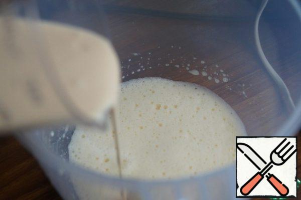 Beat the egg with sugar until fluffy. Then add milk and fermented baked milk. (kefir) can be replaced with yogurt). Stir well.