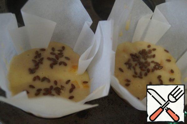 Preheat the oven to 150 degrees. Spread the dough on the muffin baking forms. Sprinkle flax seeds on top. Bake for 30-35 minutes until tender and nicely colored.