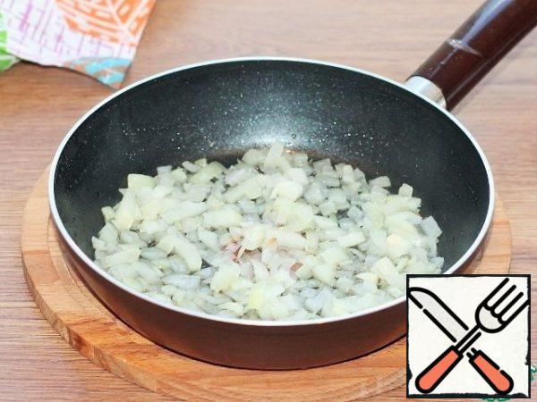 In garlic oil, fry the onion until transparent.