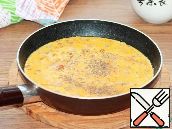 Pour the cream, add the seasoning and taste for salt, simmer under the lid until ready. Cream can be replaced with milk, also very tasty.