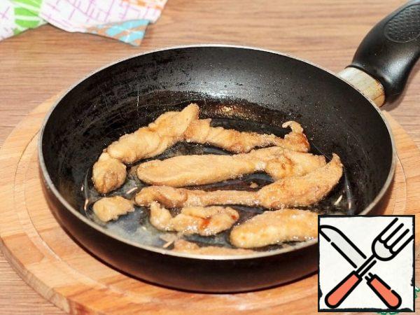 Then fry in preheated sunflower oil until tender and Golden brown. It is better to add oil for frying in parts with a new portion of chicken.