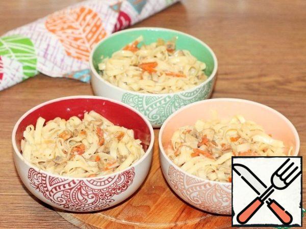 The dish as a whole is ready and can be served. Delicious, piquant and juicy chicken, and to it a side dish-noodles in sauce. This dish can be served in a portioned ceramic dish. Arrange the noodles in the sauce in pots at the beginning, and put the browned chicken pieces on top.