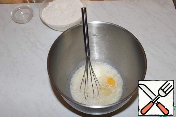 Add yeast, vegetable oil and egg. Mix well.