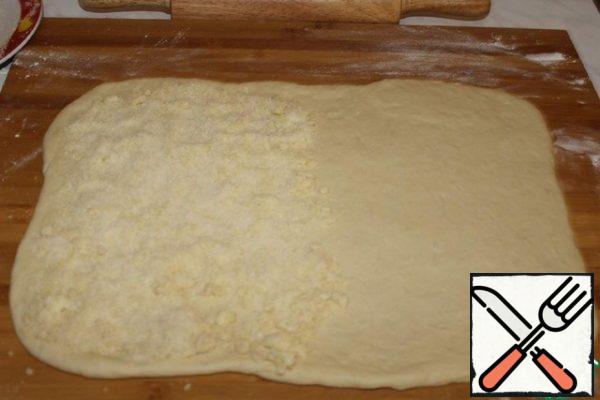 Roll out the dough into a rectangular layer. Sprinkle one half with streusel.