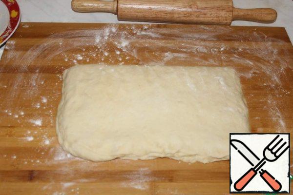 Again, roll out into a rectangle, sprinkle with streusel, roll up. So we repeat it again. It turns out 3 layers. The last time we roll out in a layer of 24×32 cm 1.5 cm thick. Cut into 12 squares.
