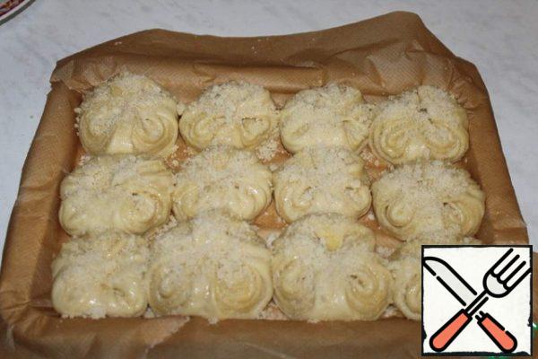 Spread on a baking sheet and leave for proofing for 30 minutes. Grease with egg and sprinkle with streusel.