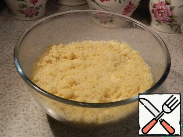 The dough in the form of crumbs should have a mass that, when squeezed in the hand, sticks together, and does not crumble. If it does crumble, add another egg.
