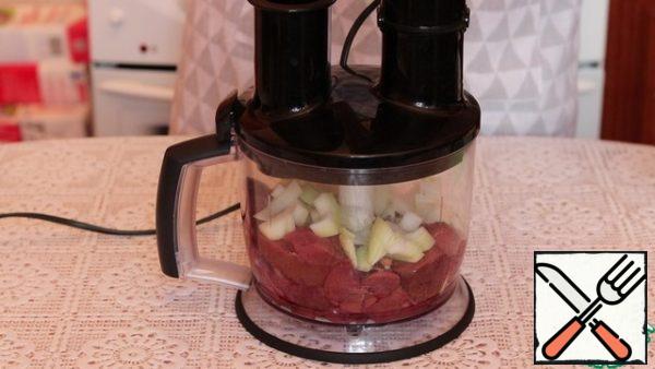 Wash the liver. Send to a blender with 1 onion and bring to a smooth state.