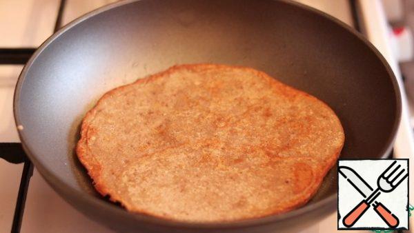 Heat 1 tablespoon of vegetable oil in a frying pan and cook the pancakes from the resulting mass, frying on each side for 2 to 3 minutes.
