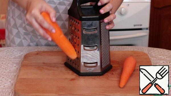 Peel the carrots and grate them on a coarse grater.