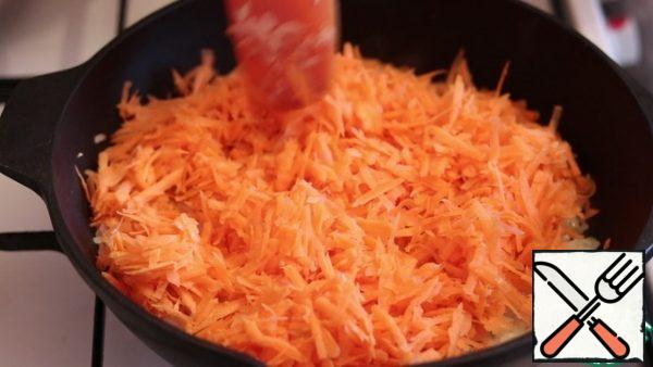 Fry the onions and carrots in a pan until tender.