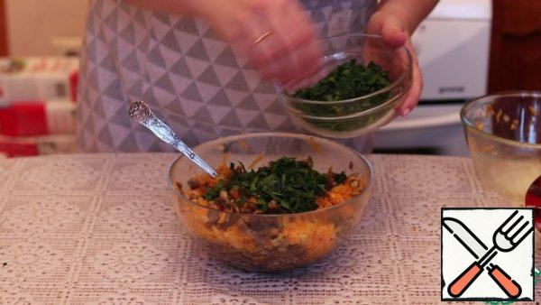 Mix the fried onions, carrots, mushrooms and herbs. This will be our filling.