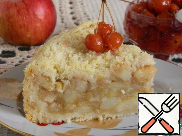 The pie is carefully cut, taking into account the fact that there is a lot of filling and it is very soft.
