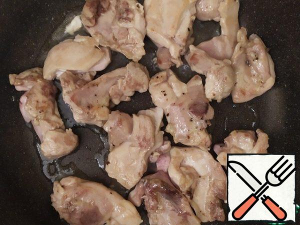 Chop the chicken, add salt and pepper. Heat the oil and fry until Golden brown.