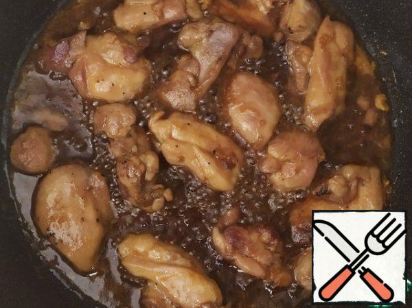Thickening, in this case, is a sign of the same caramelization. You can serve, for example, with rice. Pour the sauce on top.