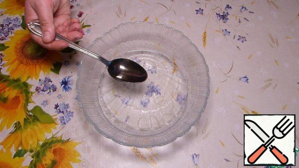 Pour water into a bowl, add salt and sugar. Stir until the crystals dissolve. Add the vinegar and mix.