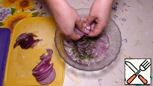 Alternately, put the onion and dill in the marinade.

Leave at room temperature for 20 minutes.

Then drain the water and let it drain.

The pickled onion is ready.