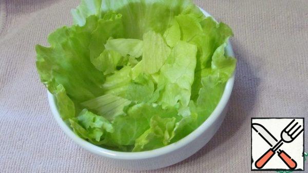 Lettuce leaves decorate the sides of the salad bowl, put small pieces of lettuce on the bottom. I have iceberg lettuce or lettuce.