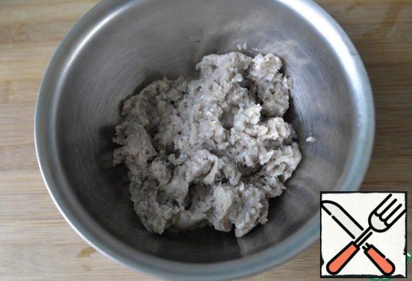 Twist the fish fillet into minced meat.