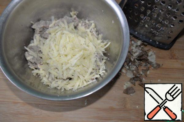 Boil the potatoes in the skin, let them cool down a little, add them to the minced meat on a grater.