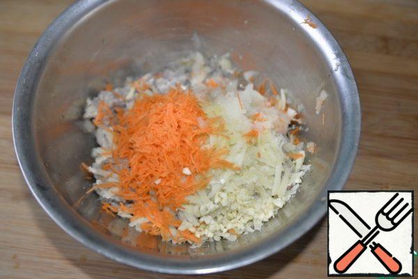 Add grated carrots, chopped onion and garlic.
I had minced meat prepared in advance. If you twist the minced fish just before cooking, then all the vegetables can be twisted together with the fish in a meat grinder.