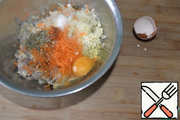 Add to the minced egg, salt, a mixture of peppers and herbs (fresh or dry), I have parsley.