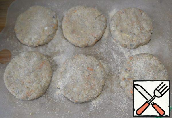We make minced meat cutlets, I prefer in a round form,but this does not matter. Dip the cutlets in the breadcrumbs. I got 8 pieces.