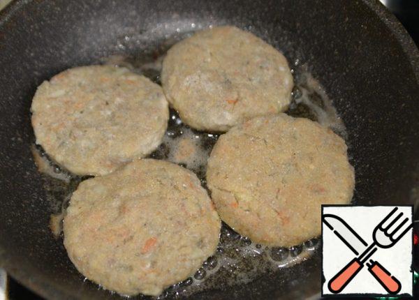 Pour the oil into a hot pan. Put the cutlets on a hot frying pan with oil, fry on medium heat for about 7 minutes.