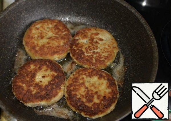 Turn the cutlets over, bring them to readiness with the lid closed over medium heat for 7-8 minutes.
