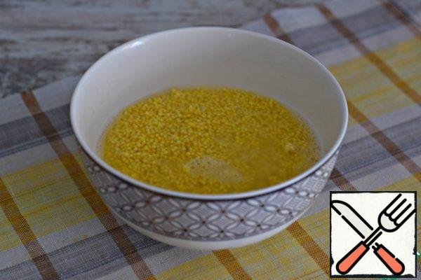 Wash the millet well under running water and pour boiling water over it for 10 minutes.