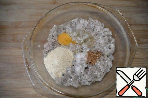 Put in the minced egg, breadcrumbs, salt, pepper mixture. The number of crackers depends on the consistency of your minced meat. Usually minced fish is a bit runny. Expect to be able to further sculpt meatballs from it. Mix the minced meat well.