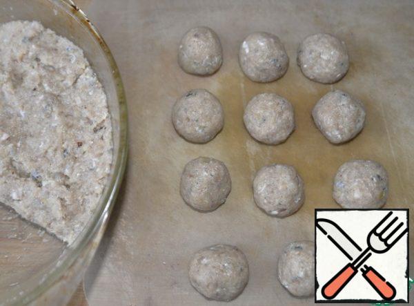 From minced meat, we make meatballs the size of walnuts. I was doing half the norm.